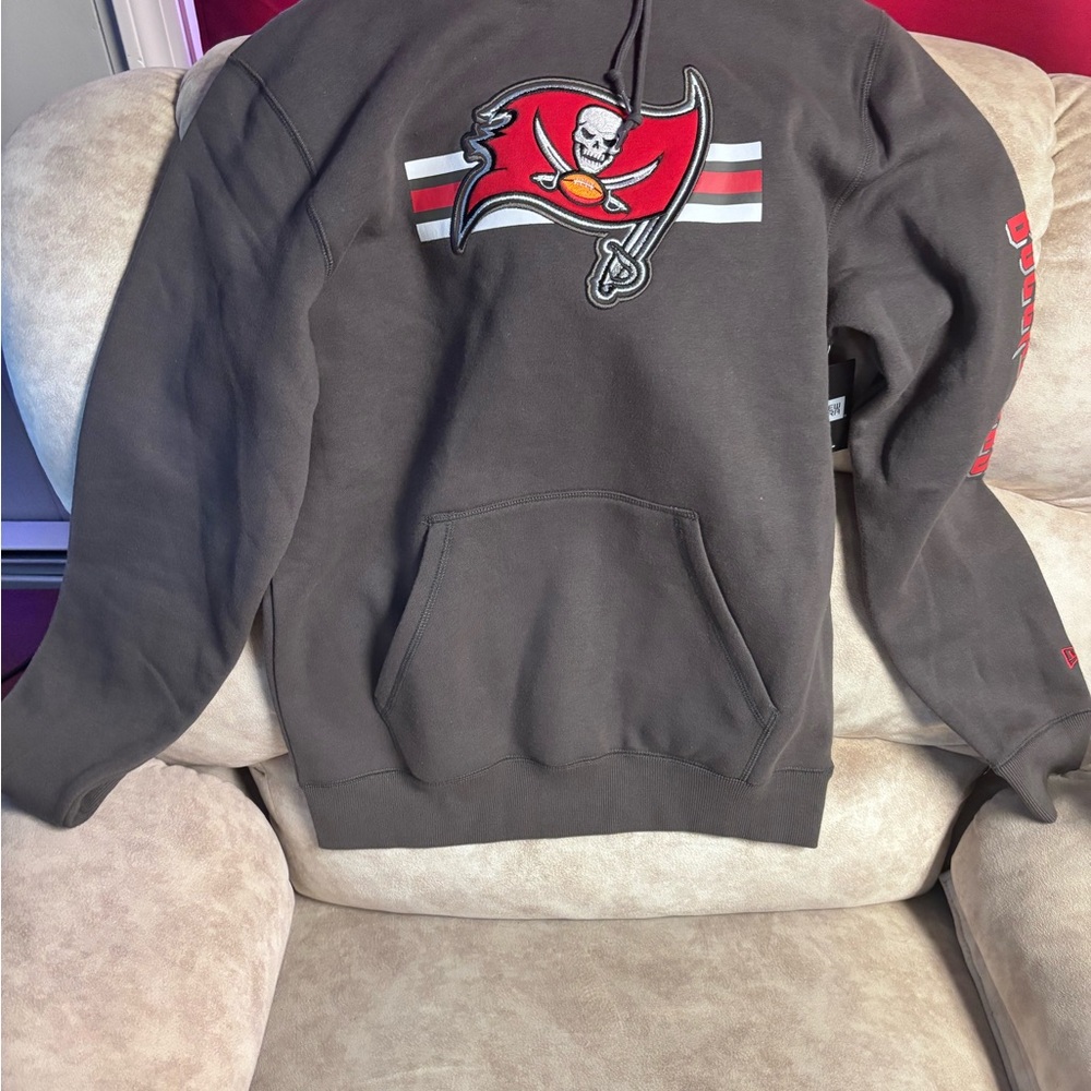 NWT Tampa Bay Buccaneers NFL Gray Men’s Hoodie with Red and White Logo